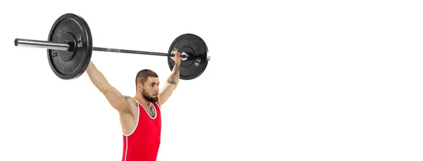 Primer plano hombre fuerte ropa deportiva roja levantando la barra hasta aislado sobre fondo blanco. Deporte, levantamiento de pesas, poder, concepto de logros — Foto de Stock