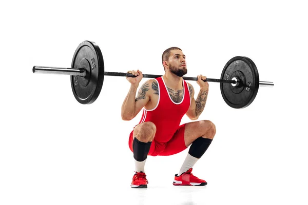 特写强壮的男子红色运动服升起的杠铃隔离在白色背景。体育、举重、力量、成就概念 — 图库照片