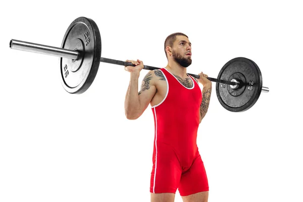 Close-up sterke man rode sportkleding verhogen lange halter geïsoleerd op witte achtergrond. Sport, gewichtheffen, kracht, prestaties concept — Stockfoto