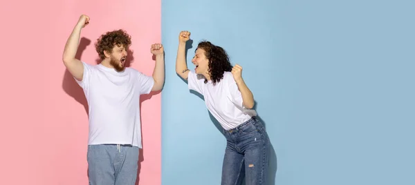 Retrato de jovem emotivo homem e menina gritando uns aos outros isolado no fundo azul e rosa da moda cor. Conceito de emoções humanas — Fotografia de Stock