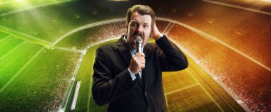 Emotive adam, profesyonel spor yorumcusu çevrimiçi televizyon yayınına sahip stadyum arka planında izole edilmiş futbol maçı yayınlıyor.