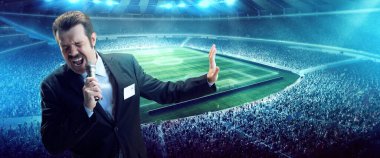 Etkileyici adam, profesyonel spor yorumcusu çevrimiçi televizyon yayınına sahip, stadyum arka planında izole edilmiş futbol maçı yayınlıyor..