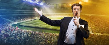 Komik duygusal adam, profesyonel spor yorumcusu çevrimiçi yayın yapıyor, futbol maçı stadyum arka planında izole edilmiş.