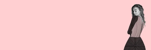 Design criativo. Mulher jovem macia posando em pano desenhado, vestido isolado sobre fundo rosa. Folheto — Fotografia de Stock