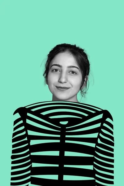 Arte moderno. Mujer joven con dibujado con elemento de tela de arte de línea aislado sobre fondo de menta —  Fotos de Stock