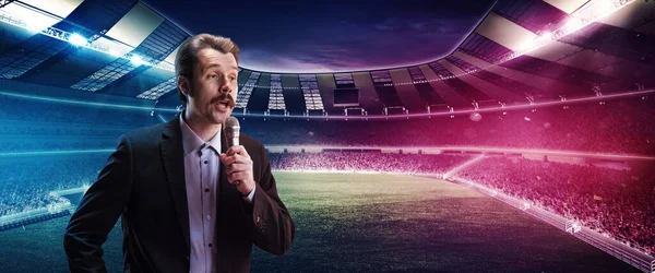 Emotionaler Mann, professioneller Sportkommentator mit Online-TV-Stream, Übertragung von Fußballspiel isoliert über Stadionhintergrund — Stockfoto
