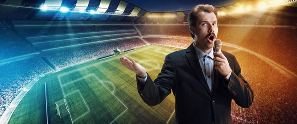 Uomo in un stuit emotivamente trasmettere partita di calcio online isolato su sfondo stadio sportivo — Foto Stock