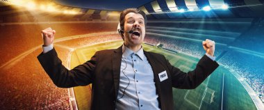 Heyecanlı adam, profesyonel spor yorumcusu spor stadyumunun arka planında izole edilmiş online futbol maçı yayınına sahip. Kazanan oyun