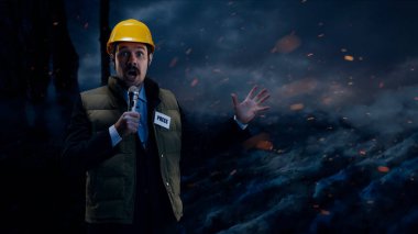 Adamım, haber ajansı, gazeteci, her yerde online yayın yapan, yangın alevleri etrafında izole edilmiş olayın tam tarifini veren