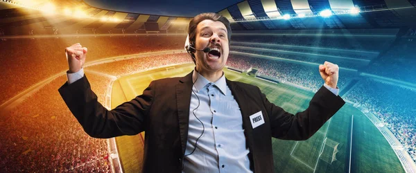 Heyecanlı adam, profesyonel spor yorumcusu spor stadyumunun arka planında izole edilmiş online futbol maçı yayınına sahip. Kazanan oyun