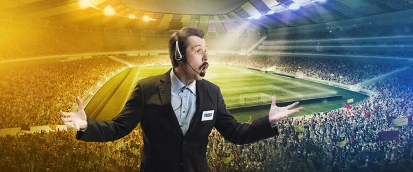 Homem, comentarista esporte profissional ter fluxo de TV on-line, transmitindo jogo de futebol isolado sobre o fundo do estádio — Fotografia de Stock