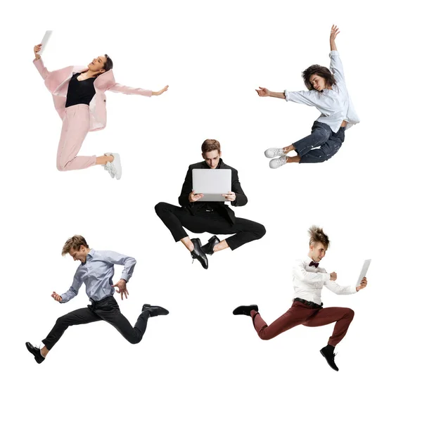 Emocionales trabajadores de oficina saltando y bailando en ropa casual y traje de negocios con carpetas, café, tableta en blanco. Bailarines de ballet. collage creativo. — Foto de Stock