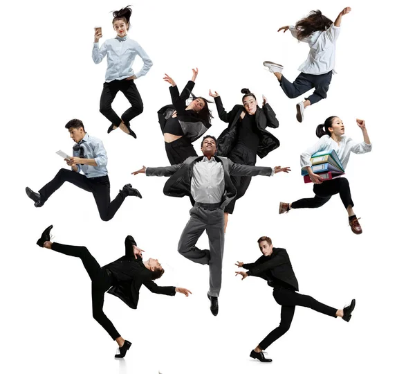 Emotionella kontorsarbetare hoppar och dansar i avslappnade kläder och kostym med mappar, kaffe, tablett på vitt. Balettdansare. Kreativt kollage. — Stockfoto
