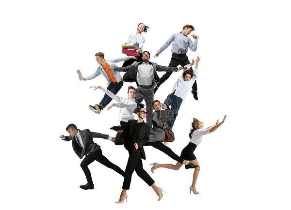 Emotionella kontorsarbetare hoppar och dansar i avslappnade kläder och kostym med mappar, kaffe, tablett på vitt. Balettdansare. Kreativt kollage. — Stockfoto