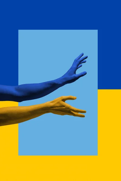 Målade i blå-gula färger ukrainska flagga händer gester isolerad på ljus bakgrund. Begreppet hjälp, stöd. Stå för Ukraina — Stockfoto