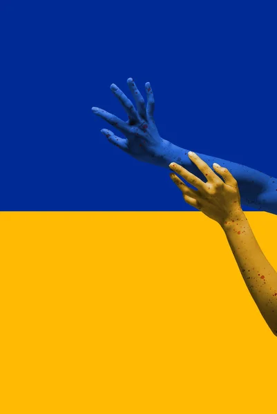 Pintado em cores azul-amarelas de mãos bandeira ucraniana gesticulando isolado em fundo brilhante. Conceito de ajuda, apoio. Suporte para a Ucrânia — Fotografia de Stock
