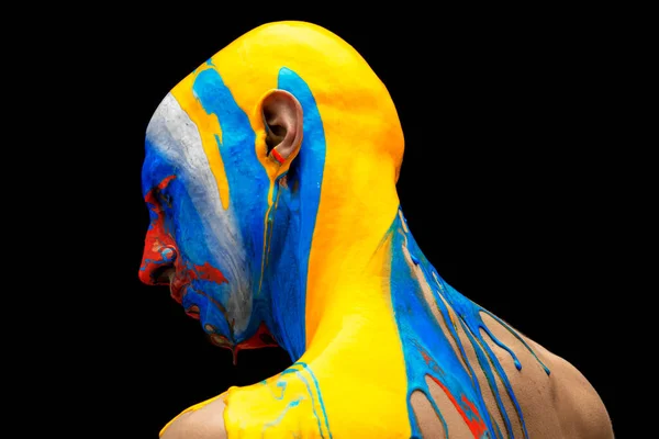Immagine concettuale. Testa maschile ricoperta di blu, bianco, rosso e giallo colori che simboleggiano aggressione russa agaist Ucraina — Foto Stock