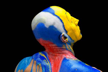 Kavramsal görüntü. Erkek kafası ve omuzları mavi, beyaz, kırmızı ve sarı renklerle kaplı Rus saldırganlığını simgeliyor Ukrayna.