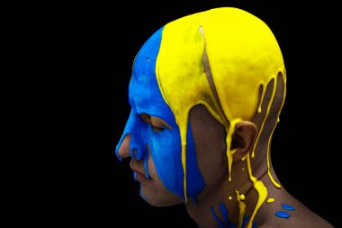 Siyah arka planda izole edilmiş Ukrayna bayrağının mavi ve sarı renkleriyle kaplı erkek kafası