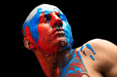 Kavramsal görüntü. Siyah arka planda izole edilmiş Rus bayrağının mavi, beyaz ve kırmızı renkleriyle kaplı erkek kafası