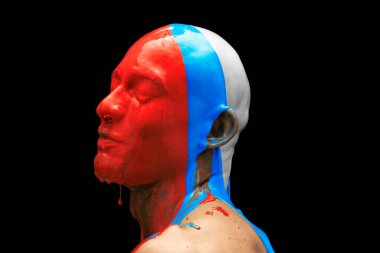 Kavramsal görüntü. Siyah arka planda izole edilmiş Rus bayrağının mavi, beyaz ve kırmızı renkleriyle kaplı erkek kafası. Savaşı durdurun.