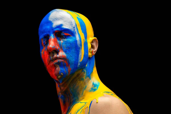 Image conceptuelle. Tête masculine couverte de couleurs bleues, blanches, rouges et jaunes symbolisant l'agression russe contre l'Ukraine — Photo