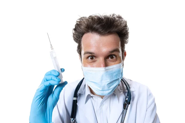 Připraven k injekci. Muž mladý lékař se stetoskopem a obličejovou maskou na bílém pozadí studia. Vypadá to smutně, vážně. Koncepce zdravotnictví a medicíny, válka, pomoc, léčba — Stock fotografie