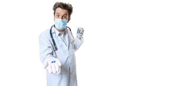 Porträt eines überraschten jungen Arztes mit Stethoskop und Gesichtsmaske auf weißem Studiohintergrund. Gesundheits- und Medizinkonzept, Krieg, Hilfe, Behandlung — Stockfoto