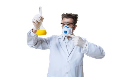 Genç kimyager, beyaz önlük, maske ve eldiven giyen doktor beyaz arka planda kimyasal araştırmalar yapıyor. Sağlık, ilaç, ilaç kavramı.