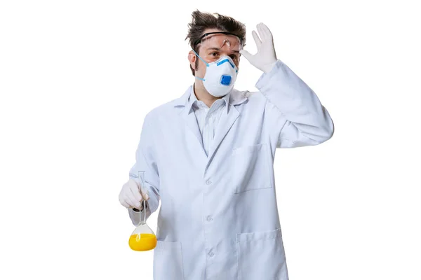 Químico joven, médico con bata blanca, mascarilla facial y guantes lleva a cabo la investigación química aislada sobre fondo blanco. Concepto de salud, productos farmacéuticos, medicina. — Foto de Stock