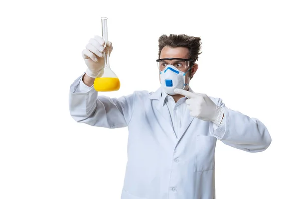Der junge Chemiker, Arzt in weißem Kittel, Mundschutz und Handschuhen forscht isoliert auf weißem Hintergrund chemisch. Gesundheitswesen, Pharmazie, Medizin. — Stockfoto
