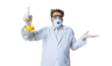 Genç kimyager, beyaz önlük, maske ve eldiven giyen doktor beyaz arka planda kimyasal araştırmalar yapıyor. Sağlık, ilaç, ilaç kavramı.