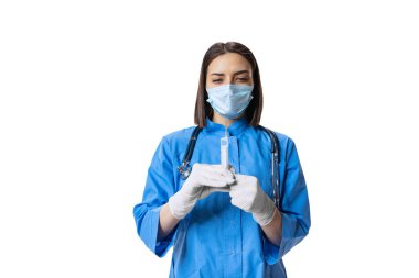 Stüdyoda ciddi bir kadın resmi, yüz maskesi takan bir doktor ve beyaz arka planda mavi üniforma..
