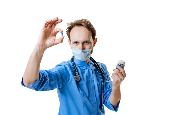 Mladý chemik, lékař v modré uniformě, obličejová maska a rukavice provádí chemický výzkum izolovaný na bílém pozadí. Koncepce zdravotní péče, farmaceutika, medicína. — Stock fotografie