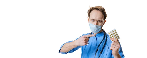 Flyer. Junger Chemiker, Arzt in blauer Uniform, Mundschutz und Handschuhen führt chemische Forschung isoliert auf weißem Hintergrund durch. Konzept der Gesundheitsfürsorge, Medizin. — Stockfoto