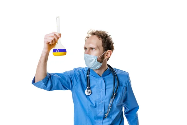 Genç kimyager, mavi üniforma giyen doktor, maske ve eldivenler beyaz arka planda kimyasal araştırmalar yapıyor. Sağlık, ilaç, ilaç kavramı. — Stok fotoğraf