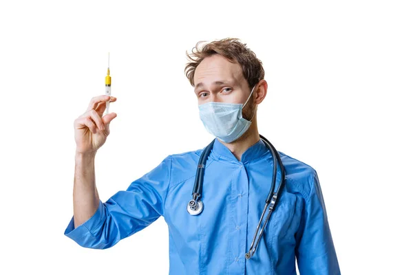 Genç kimyager, mavi üniforma giyen doktor, maske ve eldivenler beyaz arka planda kimyasal araştırmalar yapıyor. Sağlık, ilaç, ilaç kavramı. — Stok fotoğraf