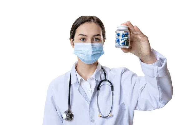 Porträtt av ung kvinna, läkare, terapeutisk eller medicinsk rådgivare bär ansiktsmask och vit uniform isolerad på vit bakgrund. Hälso- och sjukvård — Stockfoto