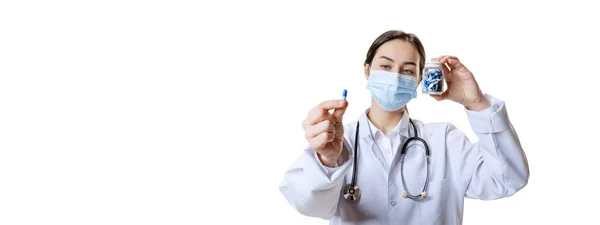 Flygblad. Porträtt av ung kvinna, läkare, terapeutisk eller medicinsk rådgivare bär ansiktsmask och vit uniform isolerad på vit bakgrund. Hälso- och sjukvård — Stockfoto