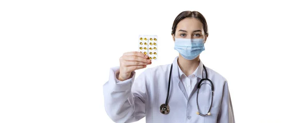 Genç bir kadının portresi, doktor, tedavi edici veya tıbbi danışman yüz maskesi takıyor ve beyaz arka planda beyaz üniforma giyiyor. Sağlık hizmeti kavramı — Stok fotoğraf