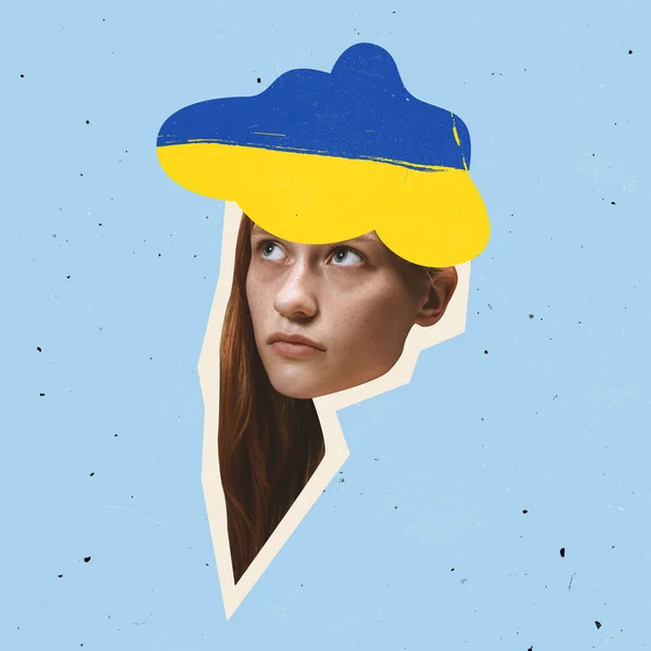 Imagem conceitual. Rapariga com nuvem azul e amarela acima da cabeça simbolizando tempo pacífico para a Ucrânia — Fotografia de Stock