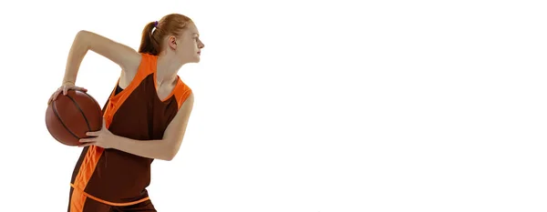 Halblanges Porträt eines jungen Mädchens in Bewegung, das auf weißem Studiohintergrund isoliert Basketball trainiert. Flyer. — Stockfoto