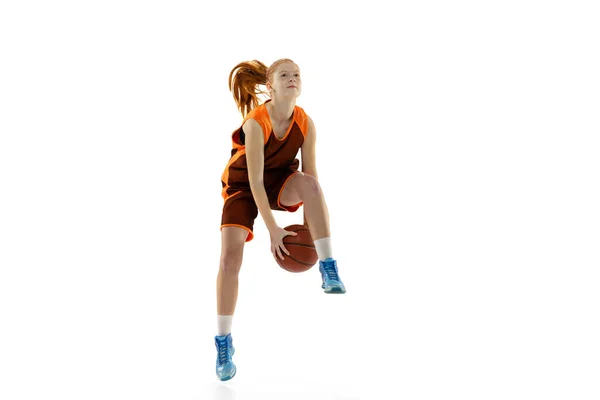 Ritratto di giovane ragazza attiva, giocatore di basket in movimento, palla dribblig in un salto isolato su sfondo bianco studio — Foto Stock