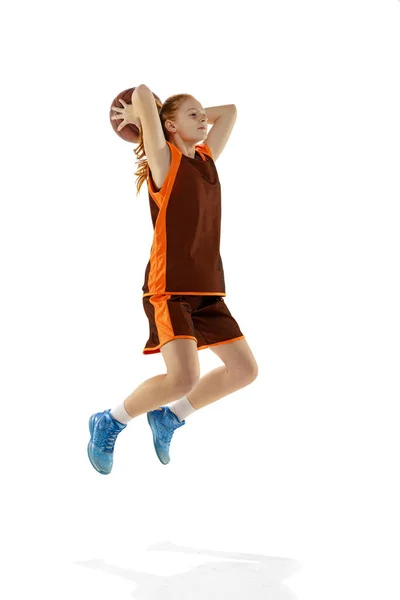 Retrato de una joven deportista en movimiento, jugando al baloncesto, entrenamiento aislado sobre fondo blanco del estudio — Foto de Stock