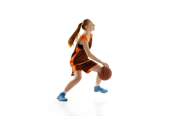 Potret gadis muda, remaja, pemain basket dalam gerakan, pelatihan latar belakang studio putih oer terisolasi. Celah keluar. — Stok Foto