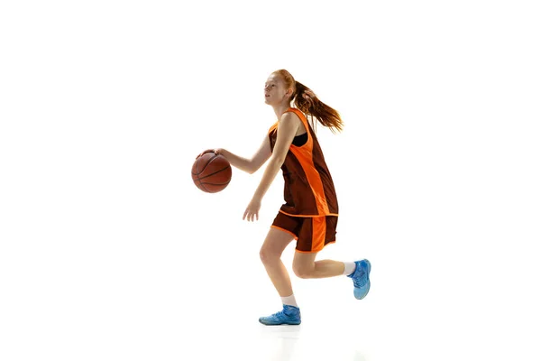 Retrato de niña, adolescente, jugador de baloncesto en movimiento, entrenamiento aislado oer blanco fondo del estudio — Foto de Stock