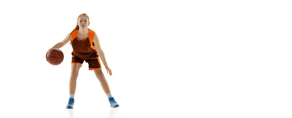 Porträt eines jungen Mädchens, Teenagers, Basketballspielers in brauner Uniform, Training isoliert oer weißem Studiohintergrund. Flyer — Stockfoto