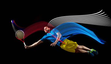 Tenis oynayan genç adamın portresi koyu arka planda izole edilmiş, karışık renkli dikenlerle. Spor, hobi, meydan okuma, barış, siyaset kavramı