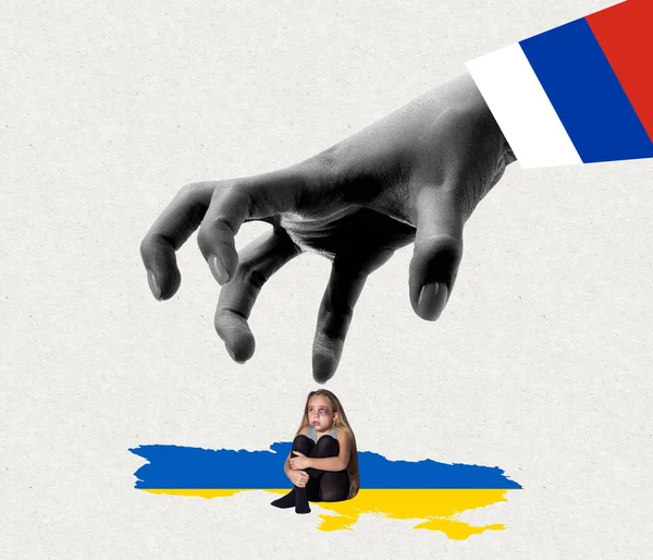 Samtida konstcollage. Jättehand symboliserar Ryssland försöker attackera ukrainska lilla flicka. Stoppa kriget — Stockfoto