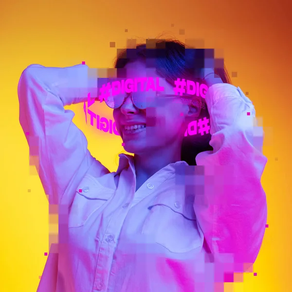 현대 디자인. 네온 문자가 머리 주위에 새겨져 있는 젊은 스타일의 소녀, 네온에 있는 노란 배경 위로 떨어져 있는 픽셀 요소들이 있다 — 스톡 사진